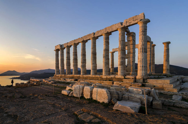 Sounion, Attica / Greece: Colorful sunset at Cape Sounion and the ruins of the temple of Poseidon - Fotoğraf, Görsel