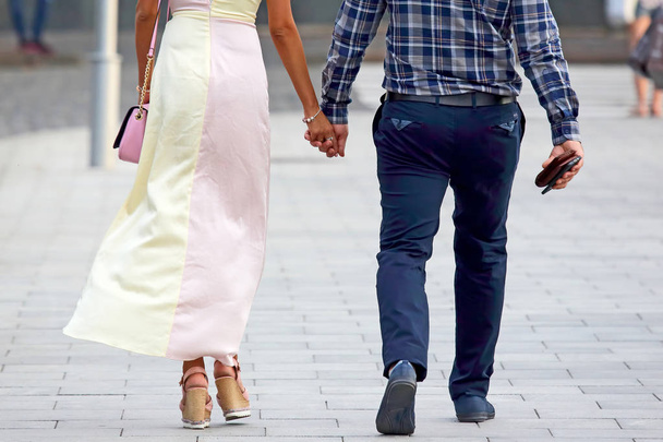 man and woman walking together on the street - Foto, afbeelding
