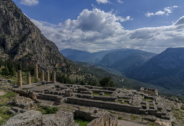 Delfi, Phocis / Grecia: Il tempiale del dio greco antico Apollo a Delfi con una vista bella
  - Foto, immagini