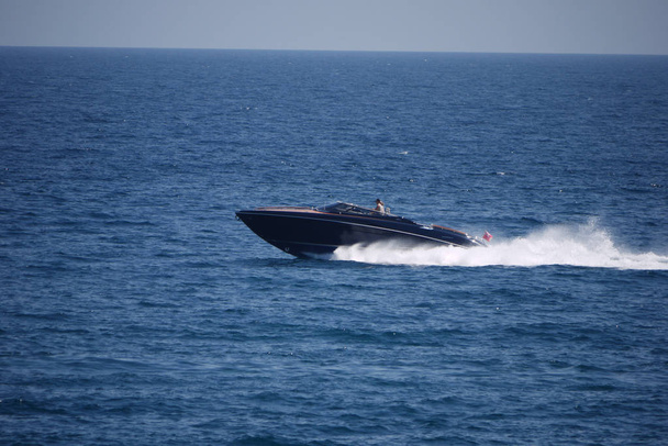 Snelle boot met vakantiegangers, haasten langs de prachtige eindeloze blauwe zee - Foto, afbeelding