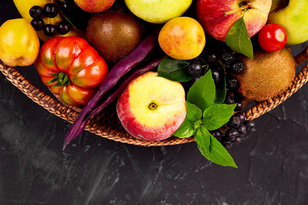 Selección saludable de alimentos coloridos: frutas, verduras, superalimentos, hojas en canasta sobre fondo oscuro. Comer limpio. Vegano. Desintoxicación. Producto de supermercado. Surtido Fresh Organic. Concepto natural
  - Foto, imagen