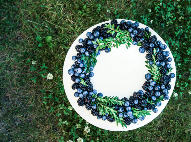 Summer berry cake with blueberries and blackberries - Photo, Image