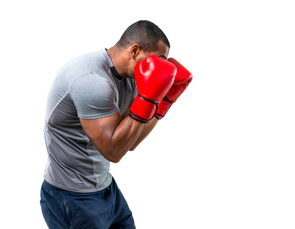 Hombre deportivo fuerte con guantes de boxeo en posición de defensa sobre fondo blanco aislado
 - Foto, Imagen