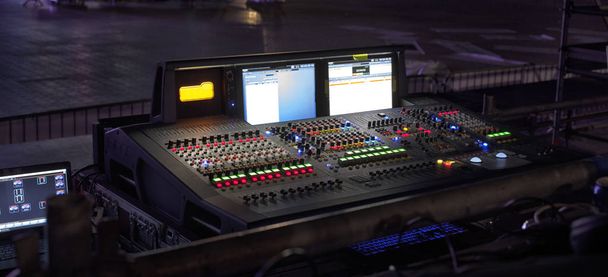 concepto de música, tecnología, personas y equipos - manos usando la consola de mezcla en el estudio de grabación de sonido
 - Foto, imagen