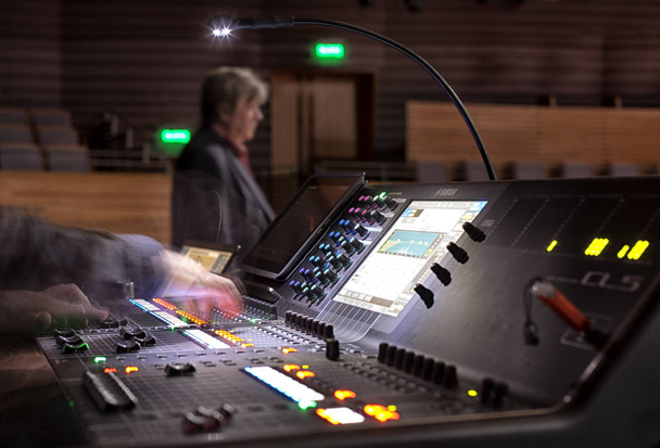 conceito de música, tecnologia, pessoas e equipamentos - mãos usando console de mistura em estúdio de gravação de som
 - Foto, Imagem