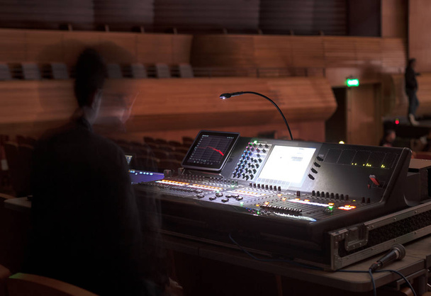 concepto de música, tecnología, personas y equipos - manos usando la consola de mezcla en el estudio de grabación de sonido
 - Foto, imagen