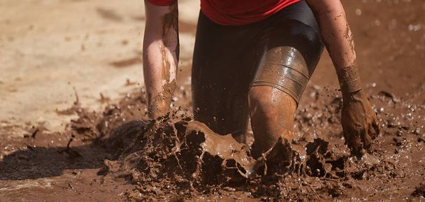 Coureurs de boue, lors de courses d'obstacles extrêmes
 - Photo, image