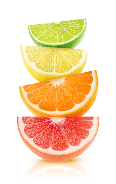 Изолированные цитрусовые клинья. Кусочки грейпфрута, апельсина, лимона и лайма друг на друге изолированы на белом фоне с вырезанной дорожкой
 - Фото, изображение