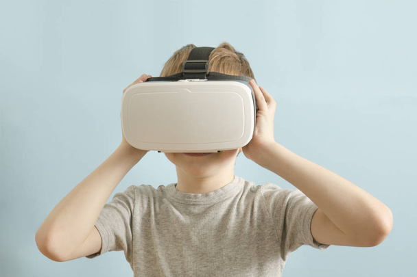 Junge mit Brille der virtuellen Realität. blauer Hintergrund - Foto, Bild