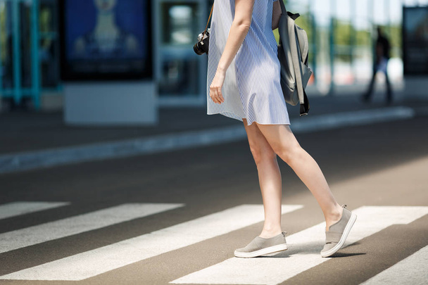 Cropped jovem viajante turista mulher em roupas leves com mochila de pé na passarela no aeroporto internacional. Passageiro viajando para o exterior nos fins de semana de fuga. Conceito de voo aéreo
 - Foto, Imagem