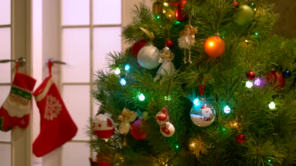 Χριστουγεννιάτικο δέντρο διακοσμημένο με μπάλες και άγγελοι. - Πλάνα, βίντεο
