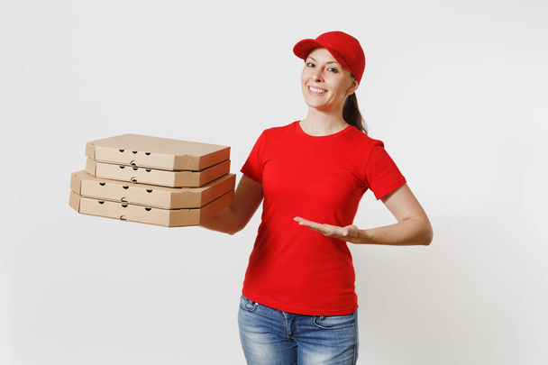 Donna in berretto rosso, t-shirt che dà cibo ordinare scatole di pizza isolate su sfondo bianco. Pizzaman donna che lavora come corriere o commerciante con pizza italiana in scatola piatta di cartone. Concetto servizio di consegna
 - Foto, immagini
