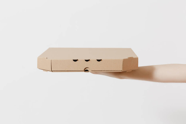 Erkek yakından temizleme boş boş karton flatbox, beyaz arka plan üzerinde izole yiyecek sipariş pizza kutuları el İtalyan pizza tutar. Teslim hizmet anlayışı. Uzay kopyalayın. Reklam alanı - Fotoğraf, Görsel