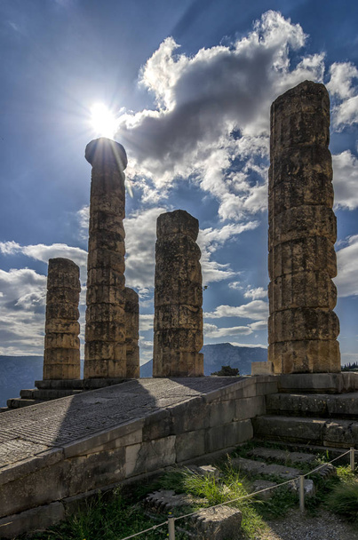 Tempio di Apollo (dio del sole nella mitologia greca) a Delfi, Grecia. Il sole splende sul tempio
 - Foto, immagini