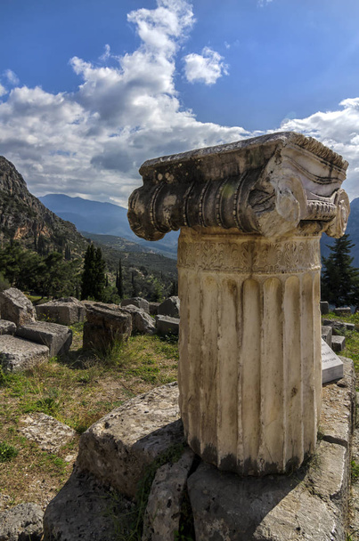 Colonna di ordine ionico nel sito archeologico di Delfi in Grecia
 - Foto, immagini
