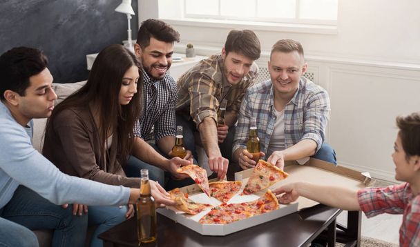 Groupe de jeunes amis multiethniques avec pizza
 - Photo, image