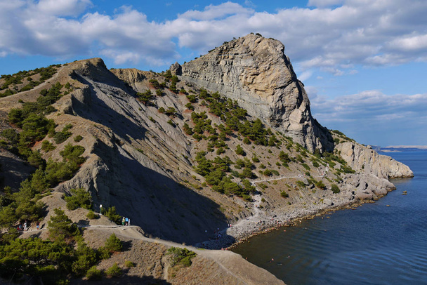 la bahía del mar negro sobre el fondo de las montañas de Crimea. Caminar en un barco
 - Foto, Imagen