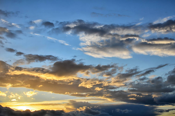 Alba colorata, tramonto con drammatico cielo nuvoloso
 - Foto, immagini