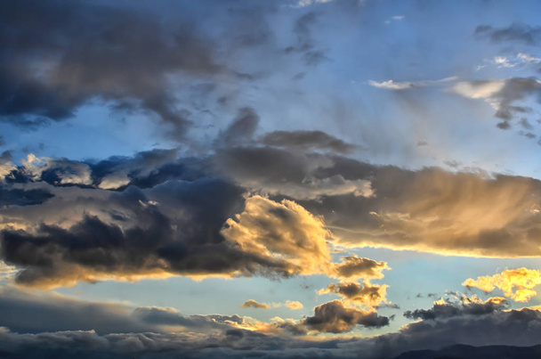 Alba colorata, tramonto con drammatico cielo nuvoloso
 - Foto, immagini