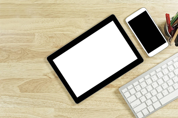 smartphones tela em branco e tablet PC na área de trabalho de madeira com teclado de computador e uma xícara de café em composição com espaço de cópia para o seu texto
 - Foto, Imagem