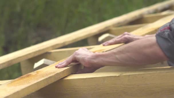 працівник будує дах
 - Кадри, відео