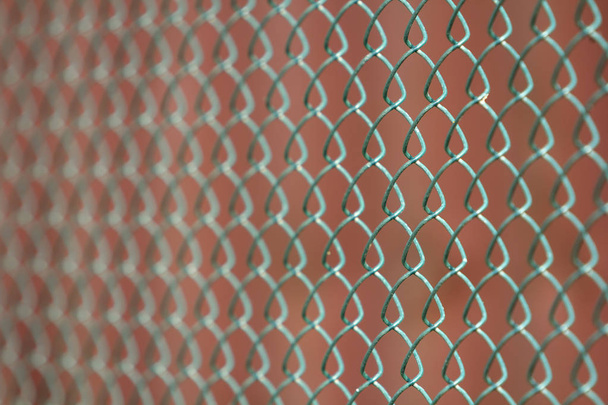 Lähikuva maalattu yksinkertainen geometrinen musta rauta metalli lanka ketjun ketjun aita eon tummanpunainen tausta. Aidan, suojan ja suojan käsite
. - Valokuva, kuva