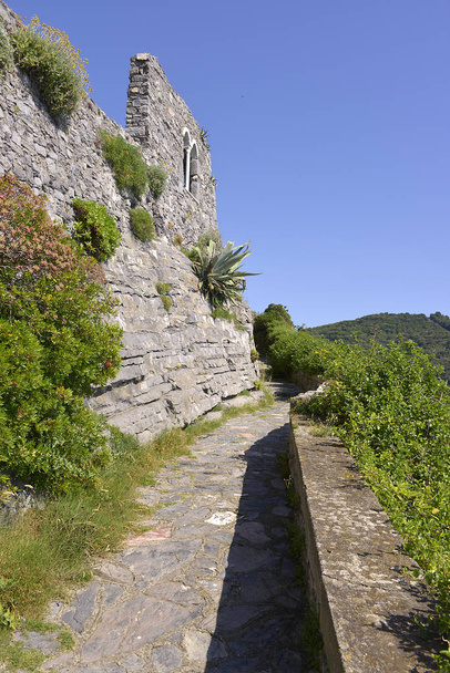 Doria Battlemens kale Portovenere (ya da Porto Venere), bir şehir ve Ligurya coast İtalya La Spezia eyaletinin önemli yer alan komün. 1997 yılında Porto Venere ve Cinque Terre köyleri Unesco tarafından belirlenmiş  - Fotoğraf, Görsel