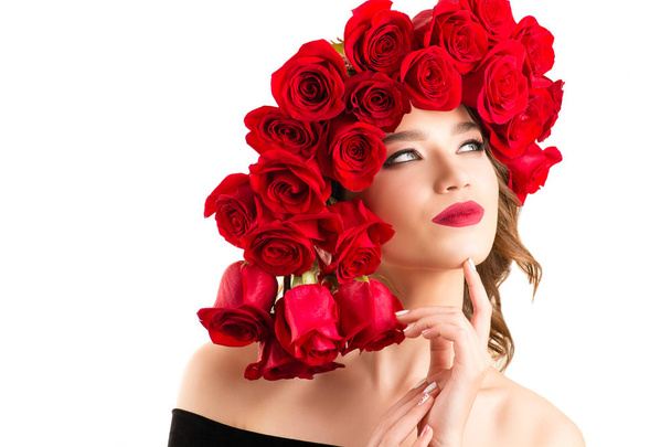 όμορφο κορίτσι με πολυτελές χτένισμα κόκκινα τριαντάφυλλα  - Φωτογραφία, εικόνα