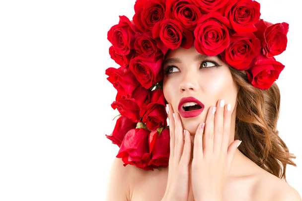 schönes Mädchen mit Rosen auf dem Kopf sieht überrascht aus  - Foto, Bild