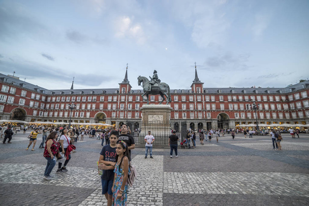MADRID, SPAIN - JULY 21, 2018: Plaza Mayor with statue of King Philips III in Madrid. Madrid is a popular tourism destination with average about of 4 million estimated annual visitors. - Foto, imagen