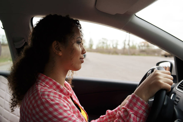 όμορφη γυναίκα αφρικανική λήψη τεστ οδήγησης - Φωτογραφία, εικόνα