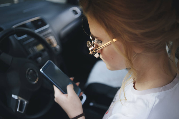 Attractive Blonde Woman Text Messaging on Her Cell Phone While Driving. - Fotoğraf, Görsel