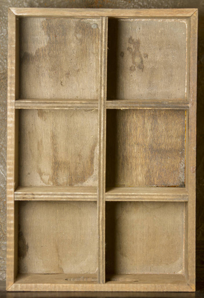 Prateleira de madeira com seis compartimentos vazios
 - Foto, Imagem
