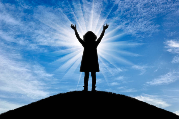 Silhouette, petite fille heureuse debout sur une colline. Image conceptuelle de l'enfance
 - Photo, image