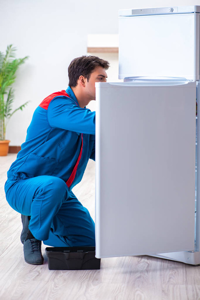 Entrepreneur professionnel réparer réfrigérateur cassé - Photo, image