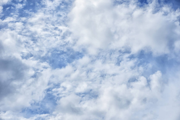 Cielo nuvoloso blu brillante
 - Foto, immagini