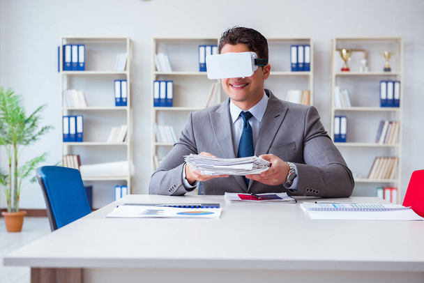 Businessman with virtual reality glasses in the office - Foto, immagini