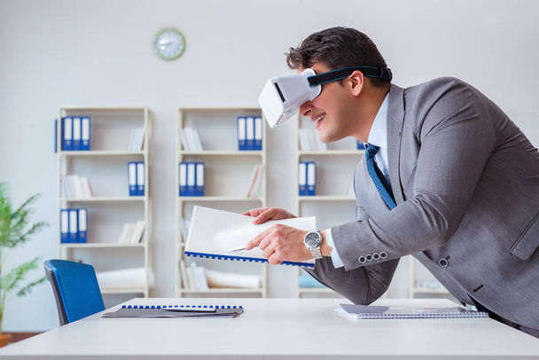 Üzletember virtuális valóság szemüveg az irodában - Fotó, kép