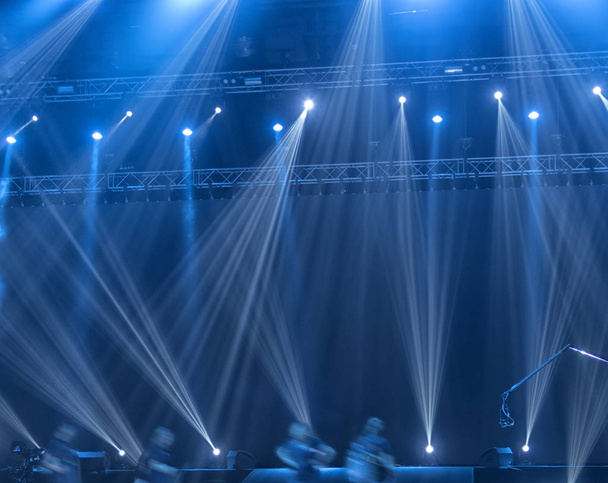 Свет со сцены во время концерта
. - Фото, изображение