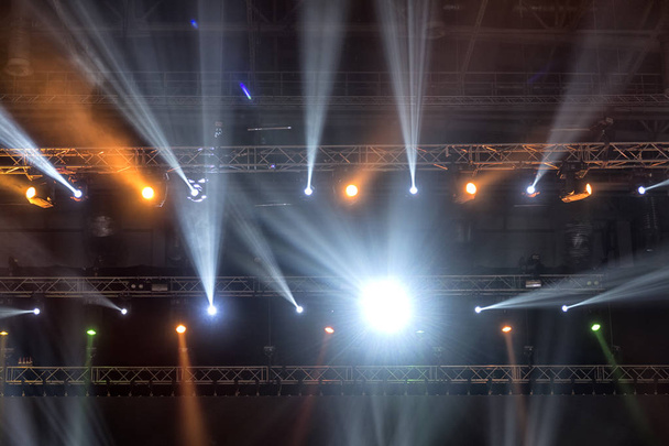 Luz de la escena durante el concierto
. - Foto, imagen