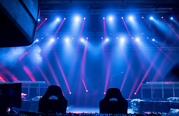 Свет со сцены во время концерта
. - Фото, изображение