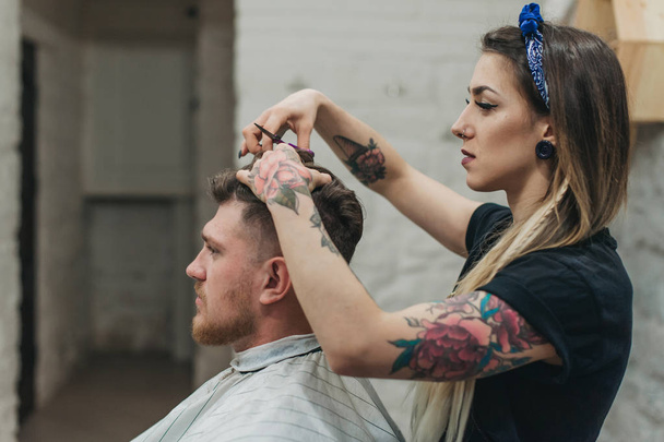 Professional execution of his robot in the hairdressing salon from the girl to the tattoo - 写真・画像