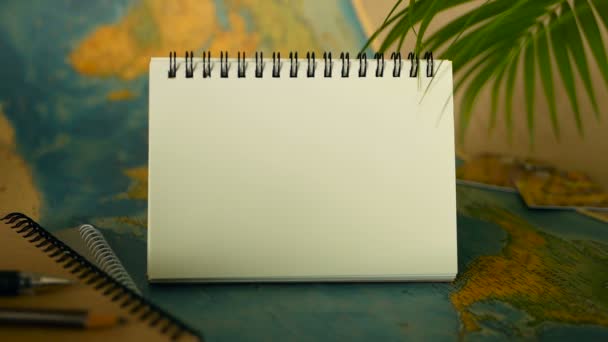 Tiempo para viajar concepto. Tema de vacaciones tropicales con mapa del mundo y portátil. Artículos de viaje con espacio de copia
 - Imágenes, Vídeo