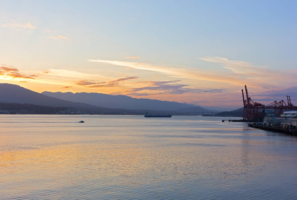 Vancouver Harbor panorama at sunrise. Sunrise over mountains with a view on North Vancouver and city port. - Foto, afbeelding