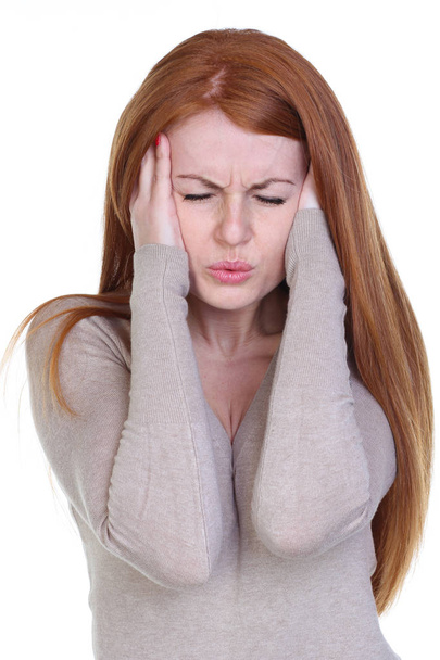 Smutné, zrzavé vlasy žena, izolované na bílém pozadí - Fotografie, Obrázek