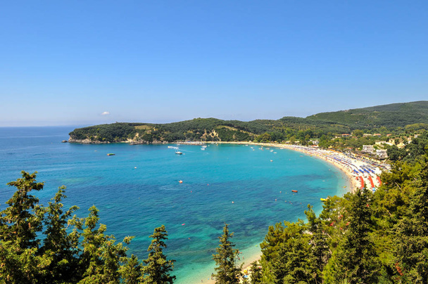 Vista panoramica della spiaggia di Valtos una delle spiagge più lunghe di Parga, Grecia. Si trova vicino al castello di Parga
.  - Foto, immagini