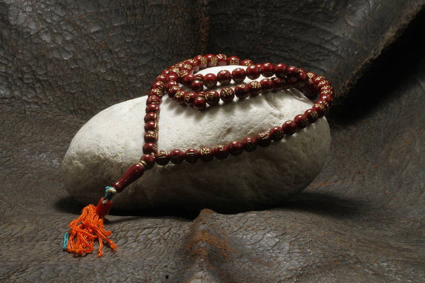 Una perla colocada sobre una piedra
 - Foto, imagen