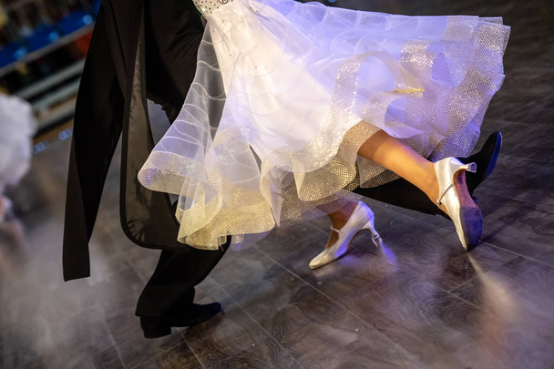 gros plan des jambes des danseurs de salon
 - Photo, image