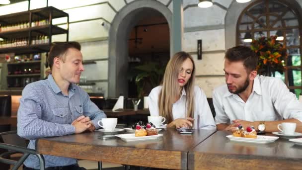Confrères heureux du travail socialiser dans le restaurant et manger ensemble
 - Séquence, vidéo