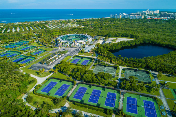 Drone aéreo foto de quadras de tênis e estádio
 - Foto, Imagem
